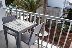 A balcony or terrace at Elegant apartment next to the sea!