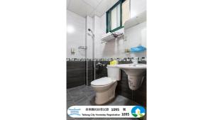 a bathroom with a toilet and a sink at 春夏秋冬民宿 - 臺東縣民宿1095號 in Guanshan +9 photos