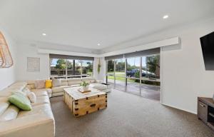 a living room with a couch and a tv at Large Pet Friendly Island Escape in Newhaven