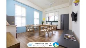 a kitchen and dining room with a table and chairs at 春夏秋冬民宿 - 臺東縣民宿1095號 in Guanshan