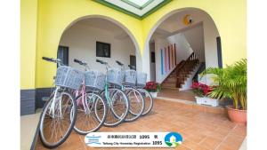 a group of bikes parked in front of a house at 春夏秋冬民宿 - 臺東縣民宿1095號 in Guanshan