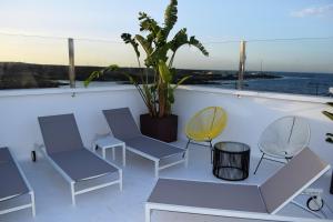 A balcony or terrace at Elegant apartment next to the sea!