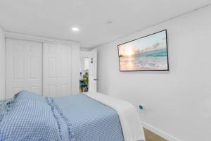 a bedroom with a bed and a picture on the wall at The Oasis Signature in Miami
