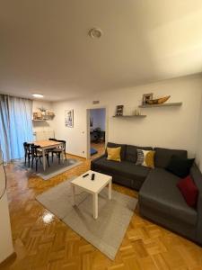 a living room with a couch and a table at 1 Bedroom Near Viktualienmarkt in Munich