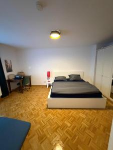 a bedroom with a bed and a wooden floor at 1 Bedroom Near Viktualienmarkt in Munich