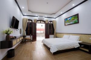 a bedroom with a bed and a television in it at Đậu Homestay Phố Cổ in Ninh Binh
