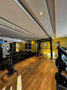 a room with a gym with a wooden floor at Flat Lounge 22 Setor Oeste in Goiânia