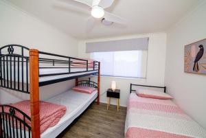 two bunk beds in a room with a ceiling fan at Bank's Place in Yarrawonga +15 photos