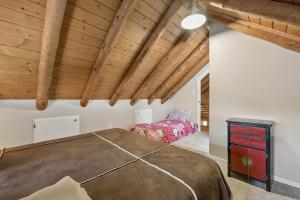 a bedroom with a bed and a wooden ceiling at Forest Hideaway Near Sedona in Munds Park