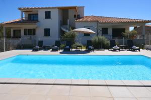 une piscine devant une maison dans l'établissement Les Terrasses Du Grand Large, à Porto Pollo