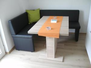 a coffee table with a bench in a room at Ferienhaus am Fuchsberg in Dahme