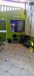 a room with a green wall with a table and chairs at descanso ideal con alberca in Cihuatlan