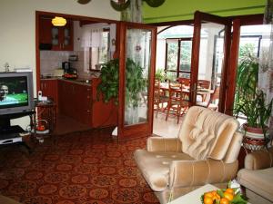 Una sala de estar con un sofá y un televisor. en Holiday Home Margarita, en Seget Vranjica