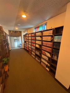 a library with many shelves of books at ホテル土浦神立ヒルズ in Tsuchiura