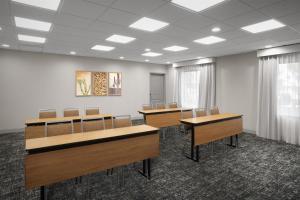 a classroom with desks and chairs in a room at Hampton Inn & Suites Phoenix Glendale-Westgate in Glendale +44 photos