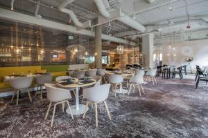 Reštaurácia alebo iné gastronomické zariadenie v ubytovaní Novotel Wrocław Centrum