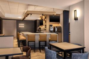 a restaurant with tables and chairs and a bar at Hyatt Place Columbus/Dublin in Dublin