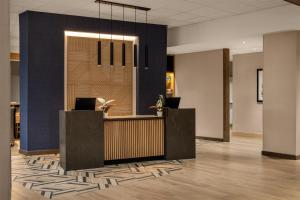 a lobby with a reception desk in a building at Hyatt Place Columbus/Dublin in Dublin +51 photos