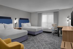 a hotel room with two beds and a desk at Hampton Inn & Suites Roswell in Roswell +31 photos