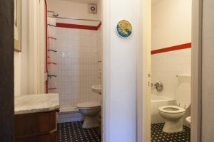レヴァントにあるCasa degli Oliviのバスルーム(トイレ2つ、バスタブ、シンク付) +27枚の写真