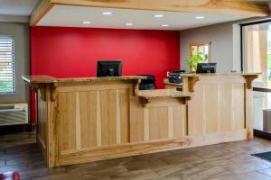 an office with a red wall and a reception counter at Rodeway Inn Vicksburg in Vicksburg