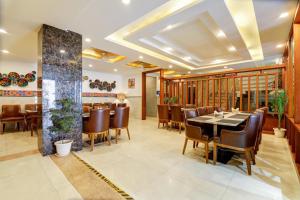 a restaurant with a dining room with tables and chairs at Airport Vistara Cove By Velocity Group Terminal 2,3 Delhi IGI Airport With free Airport Pickup in New Delhi