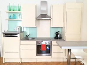A kitchen or kitchenette at Easy Vienna Apartments