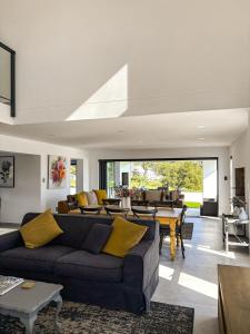 a living room with a couch and a table at Grace Eleven in Stompneusbaai