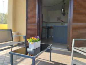 a living room with a table with flowers on it at AirSisters Home in Ferno