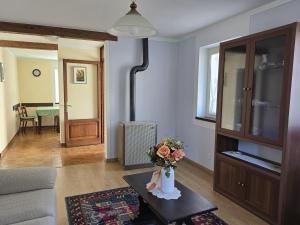 a living room with a vase of flowers on a table at Casa Ilde in Palagnedra