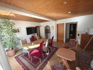 a living room with a wooden table and chairs at Gästehaus Groder in Rauris