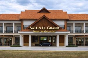 a building with a car parked in front of it at Satun Le Grand - โรงแรม สตูล เลอแกรนด์ in Ban To La Nua