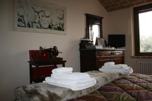Montefiore ConcaにあるRelais Il Monticelloのベッド1台(タオル付)が備わる客室です。