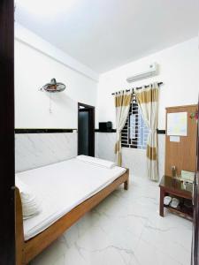 a bedroom with a bed in a room at Homestay Mai Trường Cù Lao Chàm in Tân Hiệp