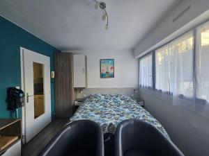 a bedroom with a bed and a couch in it at Studio 2 étoiles proche thermes avec parking in Aix-les-Bains