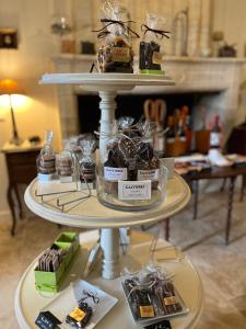 eine dreistöckige Etagere mit Schokoladendesserts darauf in der Unterkunft Malis Castera Le Petit Château in Saint-Jean-de-Blaignac