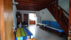 sala de estar con 2 camas y escalera en Apartamento Duplex Unisanandres, en San Andrés