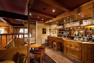 Khu vực lounge/bar tại The Stronlossit Inn