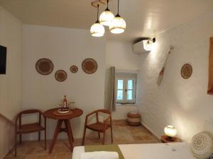 a room with a table and chairs and a table and a room at Casa del porto in Lákka
