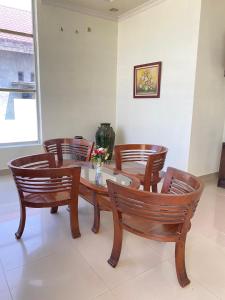 a dining room with a table and chairs at Wisma Mutiara Syariah Langsa in Langsa