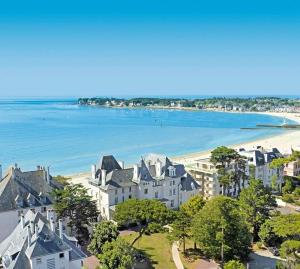 an aerial view of a beach and houses at L'Orchidée Marine, T2, 100m plage et du commando in Saint-Nazaire