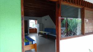 Habitación con 2 bancos azules y una ventana. en Apartamento Duplex Unisanandres, en San Andrés