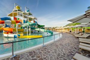 a water park with a water slide at Mobile Homes Terme Jezercica in Donja Stubica