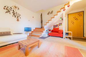 a living room with a couch and stairs at Appartamento Lucia in Penia