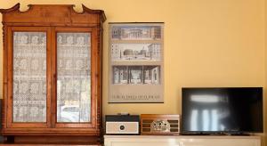 a living room with a tv and a window at Il Barbagianni in Chieuti +41 photos