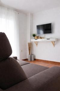 a living room with a couch and a flat screen tv at APN Hatabin in Granada
