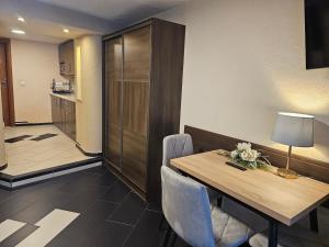 a dining room with a table and chairs and a kitchen at Apartamenty Starka - aneks kuchenny, trasy spacerowe, szlaki turystyczne, pobyt z psem in Wisła