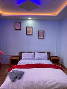 a bedroom with a large bed with a blue wall at Chug Ling Serene in Chug