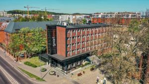 widok z góry na budynek w mieście w obiekcie Smart Hotel w Gdańsku