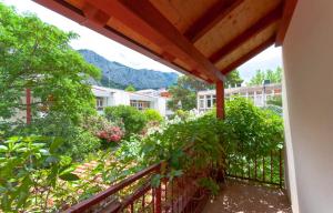 a balcony with a view of a garden at Holiday House Therapy in Omiš
